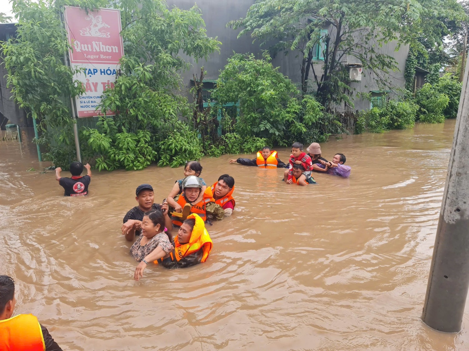 Mưa lũ gây thiệt hại lớn tại miền Trung - Tây Nguyên