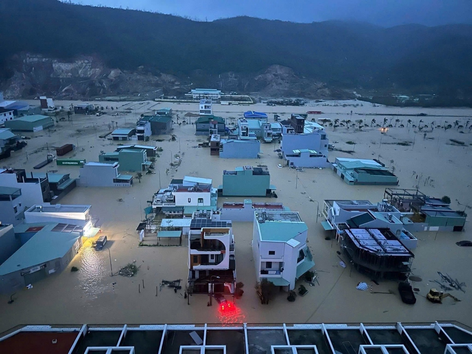 Mưa lũ tại miền Trung: 50 người thiệt mạng và mất tích, hàng chục nghìn ngôi nhà ngập sâu Mưa lũ tại miền Trung: 50 người thiệt mạng và mất tích, hàng chục nghìn ngôi nhà ngập sâu