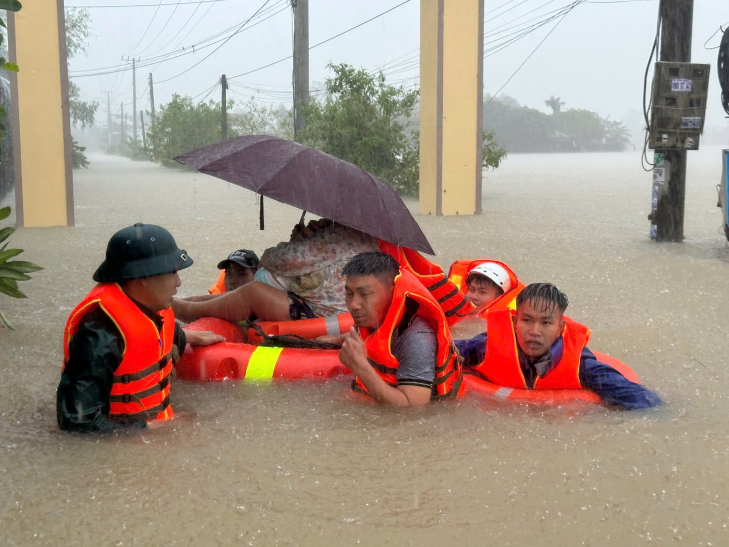 Mưa lũ tại miền Trung: 50 người thiệt mạng và mất tích, hàng chục nghìn ngôi nhà ngập sâu Mưa lũ tại miền Trung: 50 người thiệt mạng và mất tích, hàng chục nghìn ngôi nhà ngập sâu