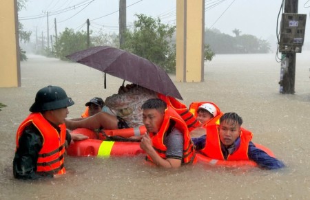 Mưa lũ tại miền Trung: 50 người thiệt mạng và mất tích, hàng chục nghìn ngôi nhà ngập sâu