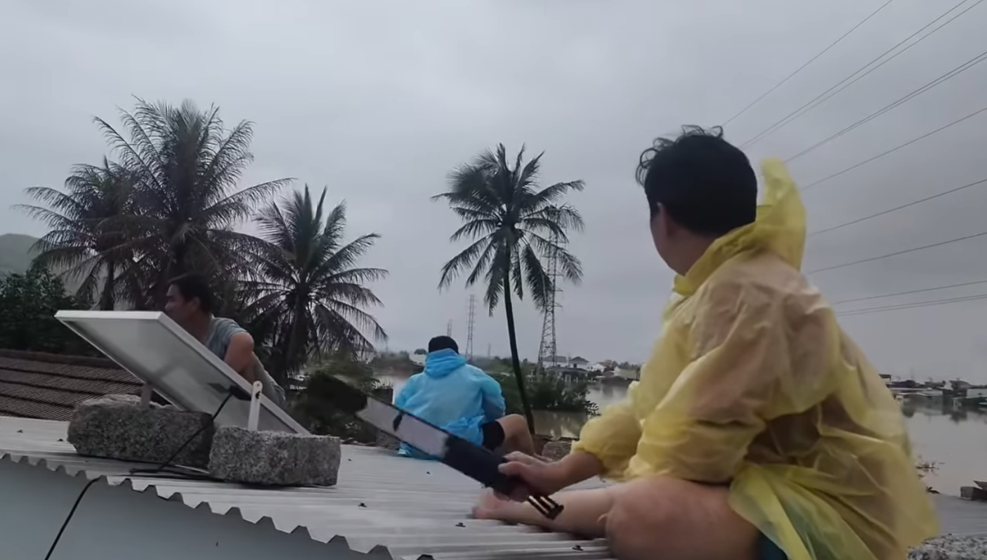 Người dân tại các khu vực bị ngập lụt trèo lên nóc nhà, dùng các vật dụng gõ tạo âm thanh để kêu gọi lực lượng đến ứng cứu. Ảnh: L.C. Người dân tại các khu vực bị ngập lụt trèo lên nóc nhà, dùng các vật dụng gõ tạo âm thanh để kêu gọi lực lượng đến ứng cứu. Ảnh: L.C.