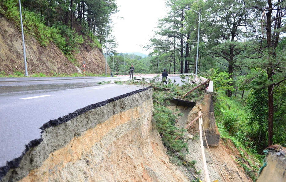 Cảnh báo nguy cơ ngập lụt, sạt lở đất do mưa lớn ở Trung Bộ