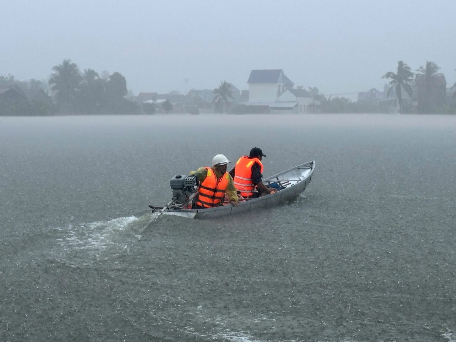 Chính phủ hỗ trợ 700 tỷ đồng cho 4 tỉnh miền Trung khắc phục hậu quả thiên tai