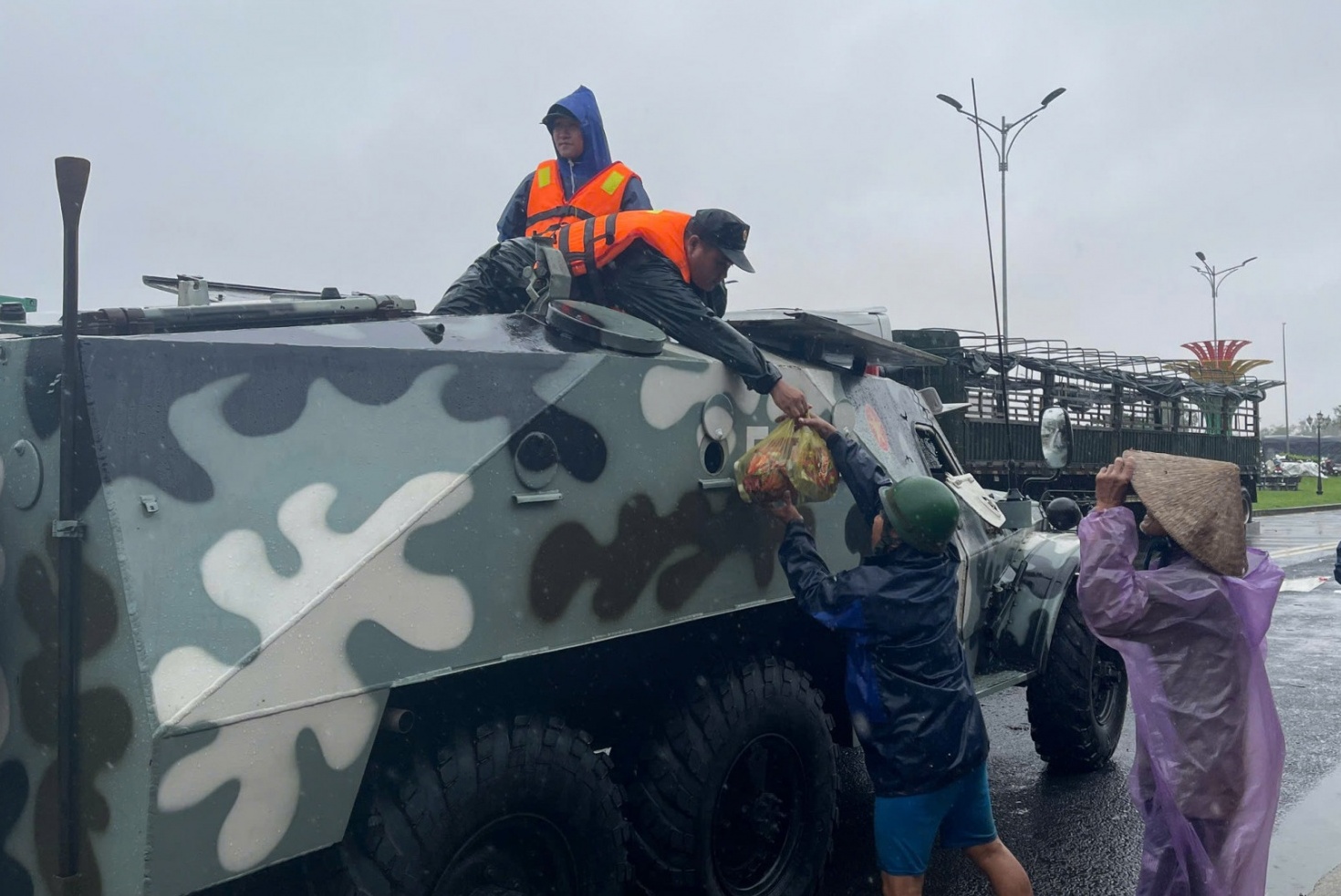 Quân khu 5 điều xe thiết giáp tiếp tế khẩn cấp cho người dân vùng lũ