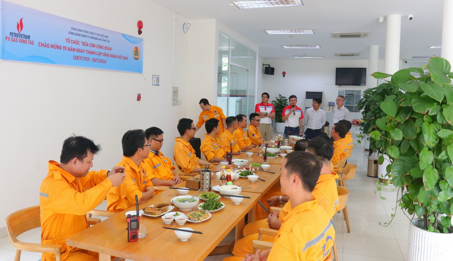 Công đoàn quan tâm chăm lo bữa ăn ca cho người lao động