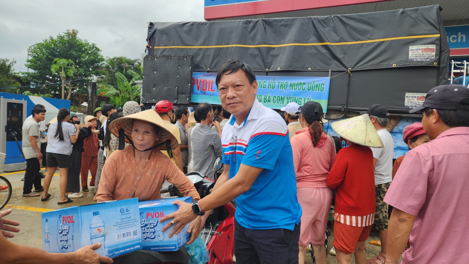 Nhân viên PVOIL dũng cảm cứu người trong cơn lũ dữ ở Đắk Lắk