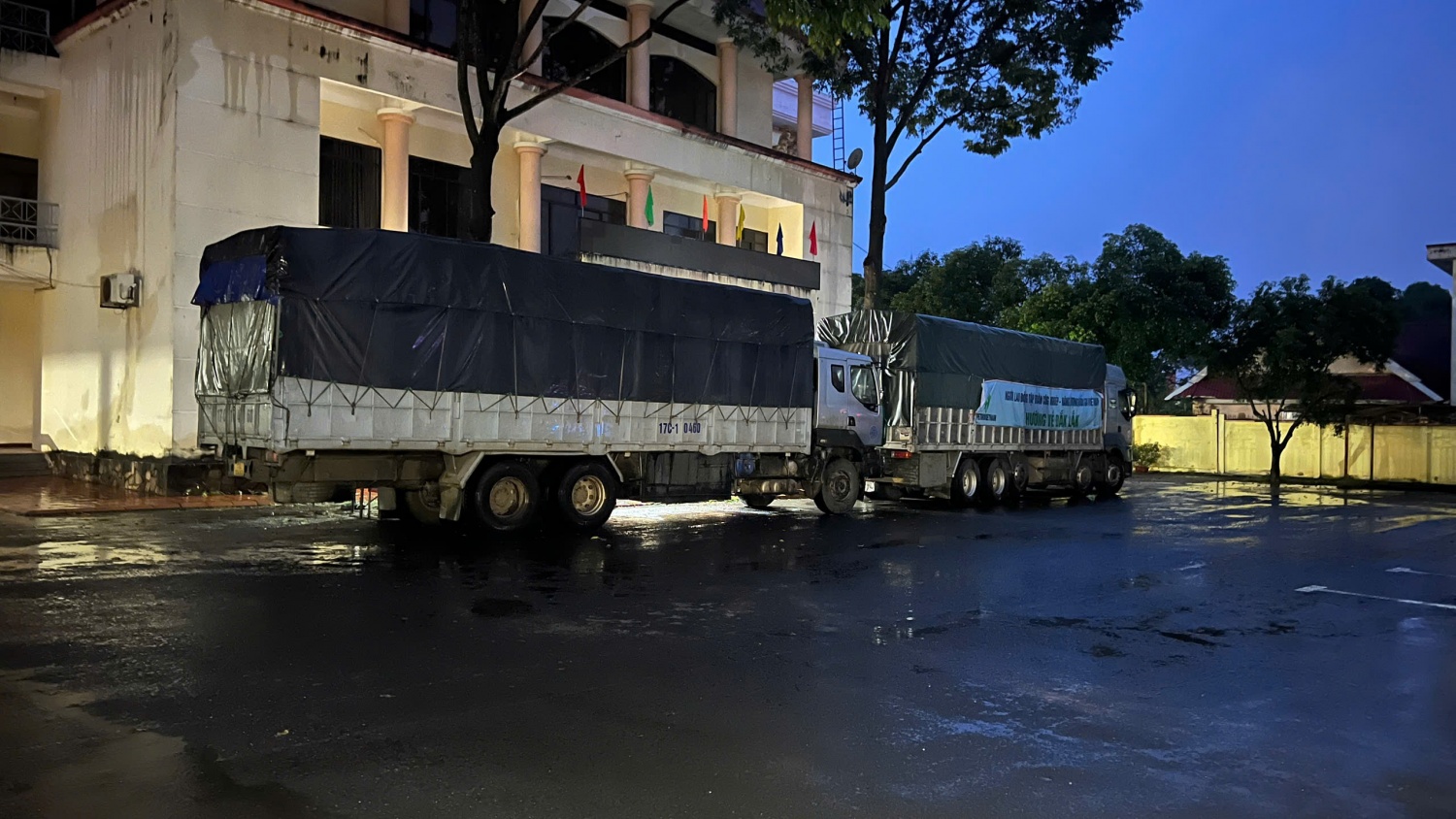 Đoàn xe vận chuyển các nhu yếu phẩm hỗ trợ người dân tỉnh Đắk Lắk đã đến nơi tiếp nhận và đã nhanh chóng vận chuyển đưa đến người dân đang bị ảnh hưởng.