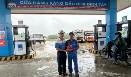 Nhân viên PVOIL dũng cảm cứu người trong lũ dữ ở Đắk Lắk