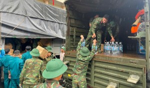 Petrovietnam vận chuyển nhu yếu phẩm hỗ trợ đồng bào Đắk Lắk bị ảnh hưởng bởi thiên tai