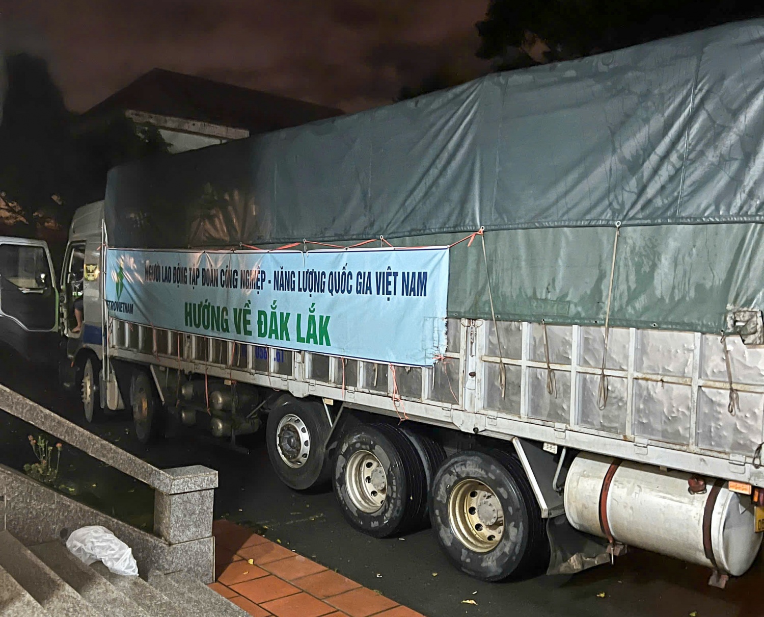 Petrovietnam vận chuyển nhu yếu phẩm hỗ trợ đồng bào Đắk Lắk bị ảnh hưởng bởi thiên tai