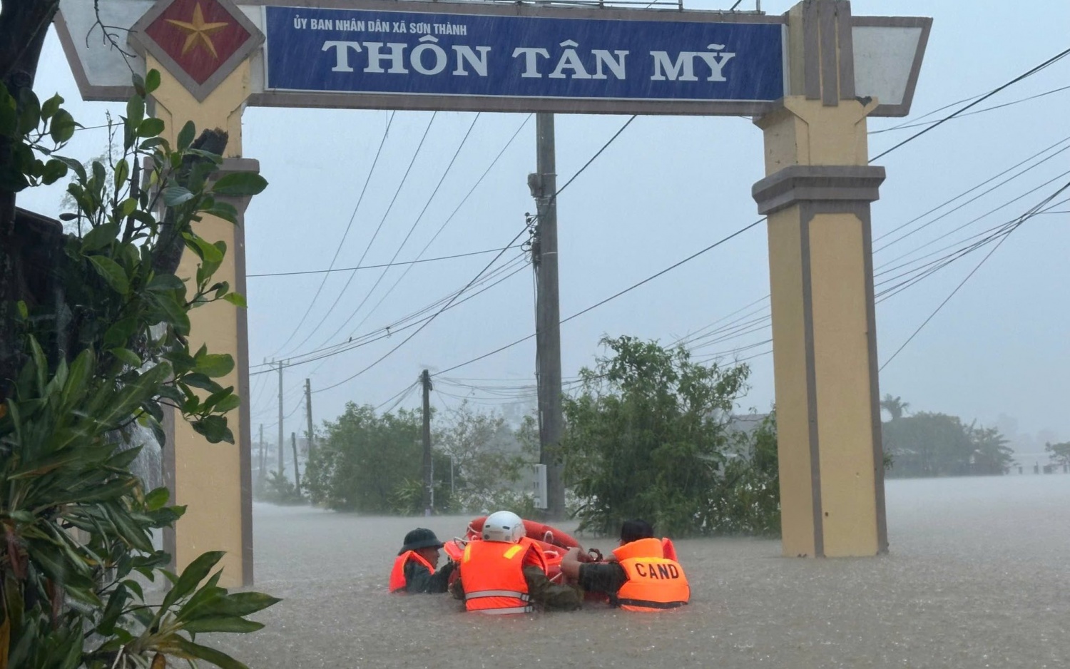 Mưa lũ lịch sử ở miền Trung: 85 người chết và mất tích, nhiều nơi vẫn ngập sâu Mưa lũ lịch sử ở miền Trung: 85 người chết và mất tích, nhiều nơi vẫn ngập sâu