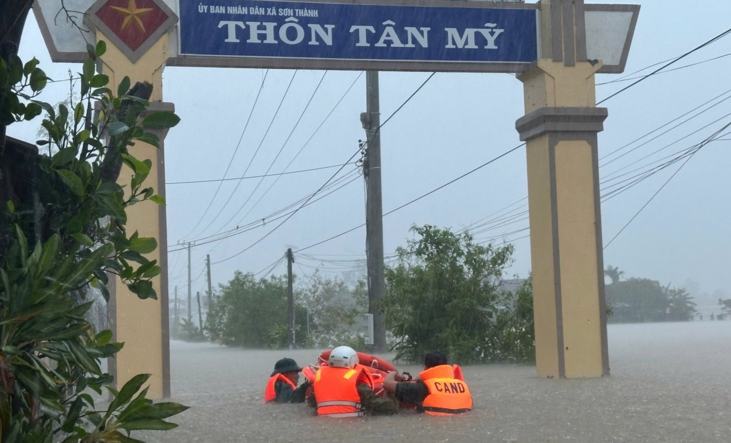 Mưa lũ lịch sử ở miền Trung: 85 người chết và mất tích, nhiều nơi vẫn ngập sâu