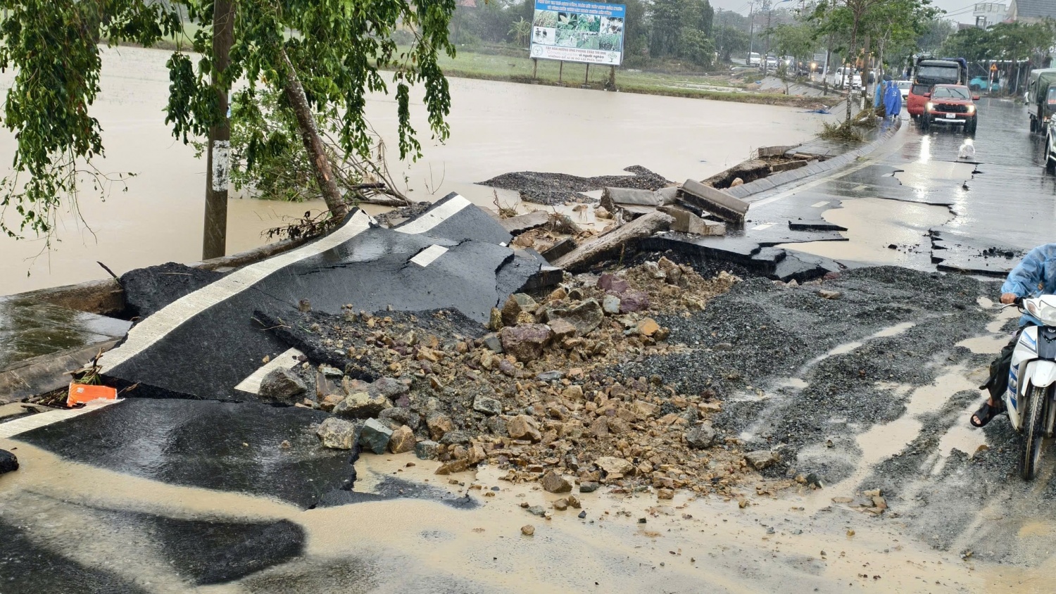 Mưa lũ lịch sử ở miền Trung: 85 người chết và mất tích, nhiều nơi vẫn ngập sâu Mưa lũ lịch sử ở miền Trung: 85 người chết và mất tích, nhiều nơi vẫn ngập sâu