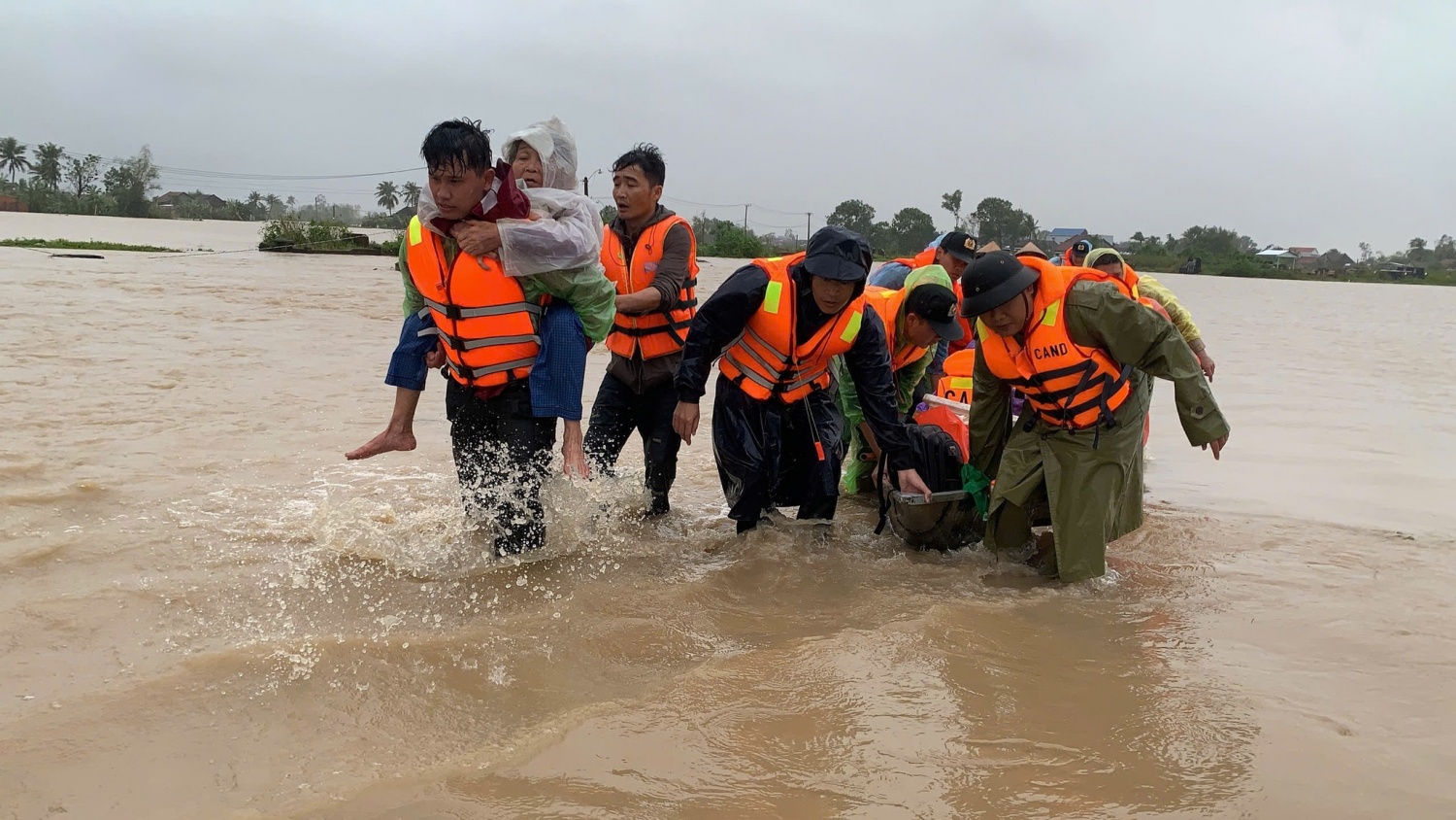 Mưa lũ lịch sử ở miền Trung: 85 người chết và mất tích, nhiều nơi vẫn ngập sâu Mưa lũ lịch sử ở miền Trung: 85 người chết và mất tích, nhiều nơi vẫn ngập sâu