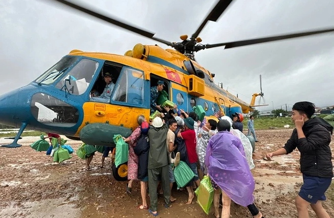 Trực thăng Trung đoàn 917 tiếp tế nhu yếu phẩm cho nhân dân vùng lũ phường Hòa Xuân, tỉnh Đắk Lắk. Ảnh: Phòng không - Không quân.