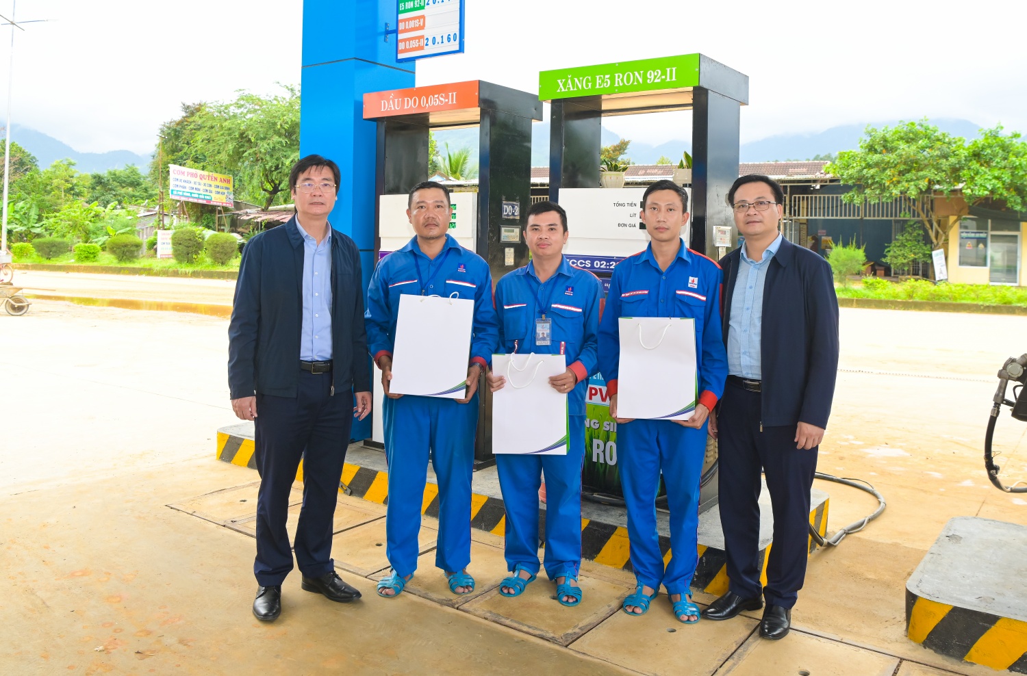 [Chùm ảnh] Petrovietnam chung tay cùng đất nước, hỗ trợ tỉnh Khánh Hòa khắc phục hậu quả mưa lũ