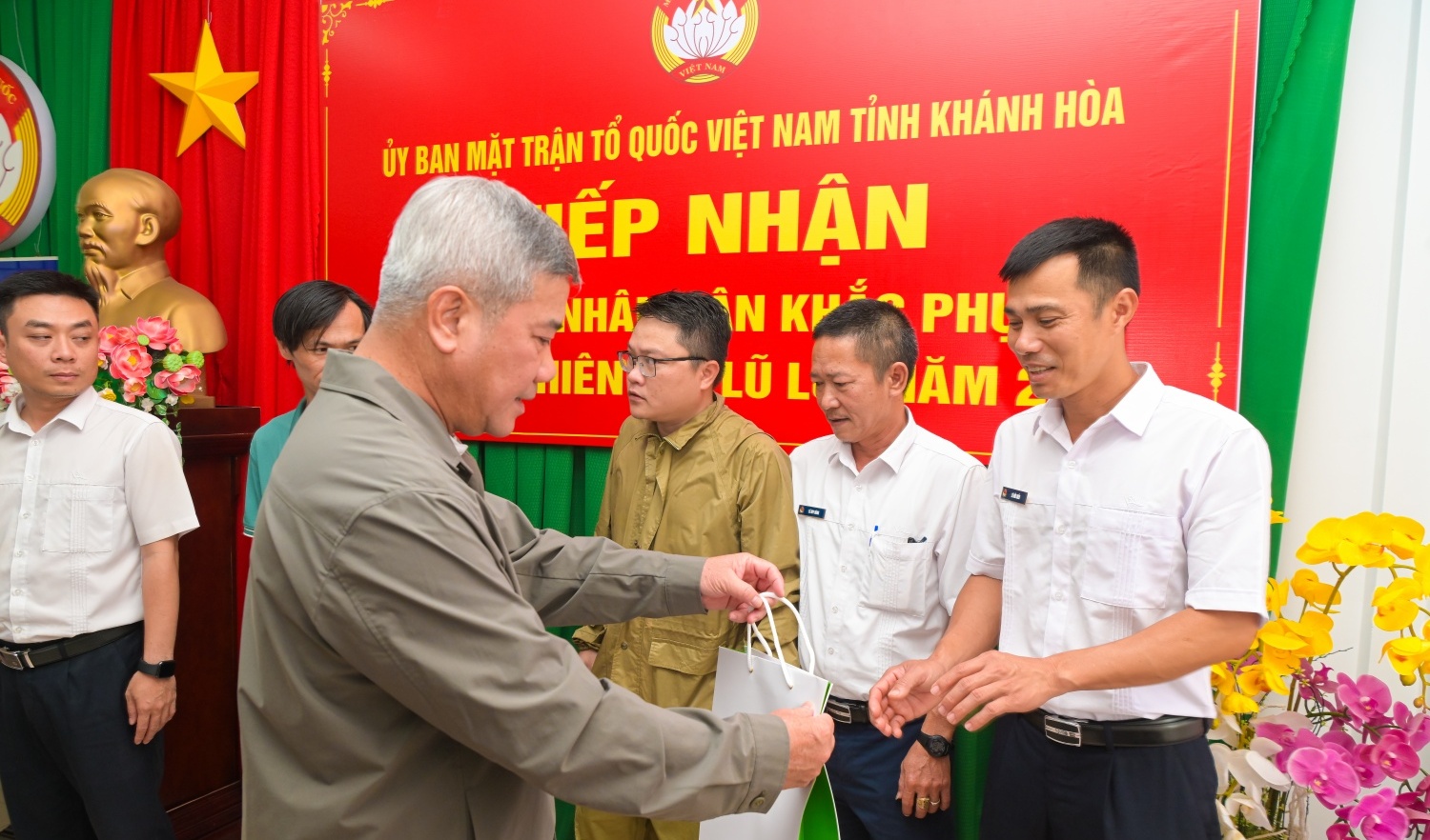 [Chùm ảnh] Petrovietnam chung tay hỗ trợ tỉnh Khánh Hòa khắc phục hậu quả mưa lũ