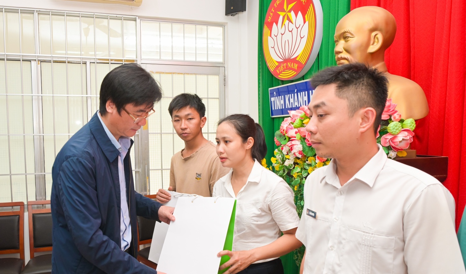 [Chùm ảnh] Petrovietnam chung tay hỗ trợ tỉnh Khánh Hòa khắc phục hậu quả mưa lũ