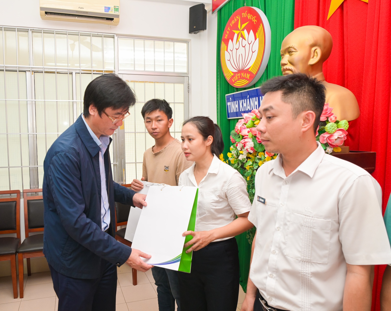 [Chùm ảnh] Petrovietnam chung tay cùng đất nước, hỗ trợ tỉnh Khánh Hòa khắc phục hậu quả mưa lũ