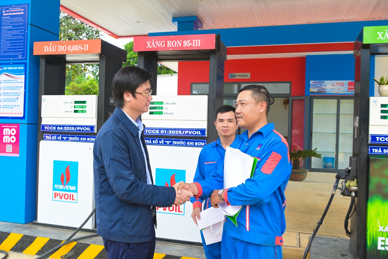 [Chùm ảnh] Petrovietnam chung tay cùng đất nước, hỗ trợ tỉnh Khánh Hòa khắc phục hậu quả mưa lũ