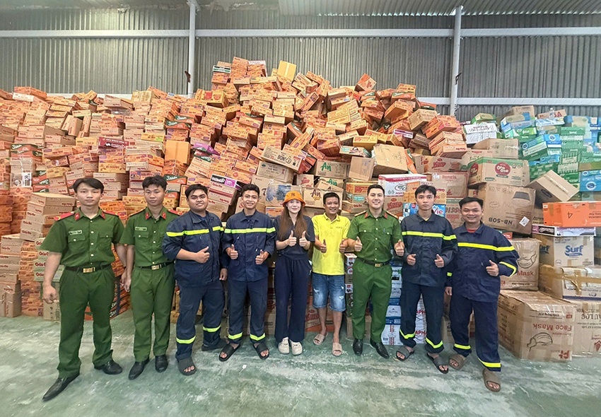 Người phụ nữ bán rau chở đầy ắp hàng cứu trợ gửi đồng bào miền Trung Người phụ nữ bán rau chở đầy ắp hàng cứu trợ gửi đồng bào miền Trung