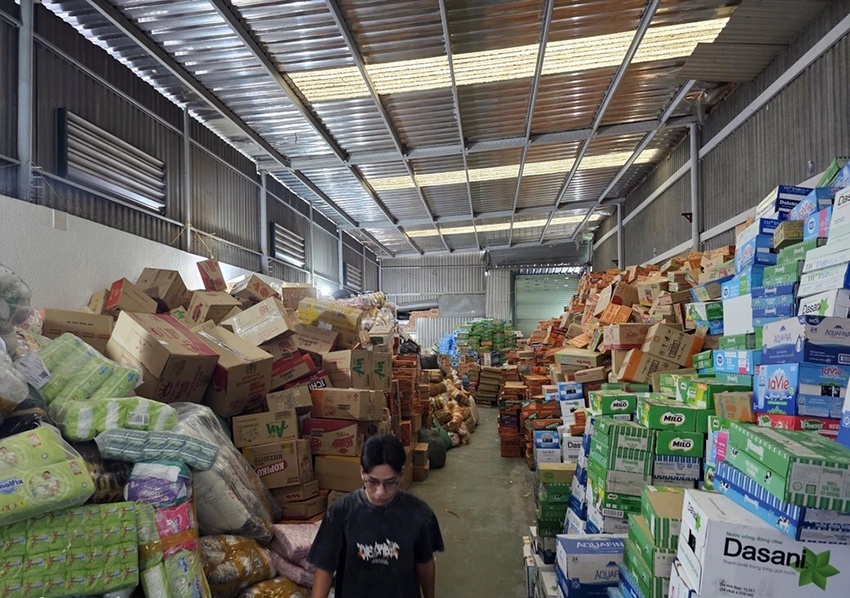 Người phụ nữ bán rau chở đầy ắp hàng cứu trợ gửi đồng bào miền Trung Người phụ nữ bán rau chở đầy ắp hàng cứu trợ gửi đồng bào miền Trung