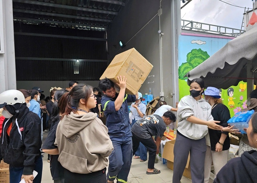 Người phụ nữ bán rau chở đầy ắp hàng cứu trợ gửi đồng bào miền Trung Người phụ nữ bán rau chở đầy ắp hàng cứu trợ gửi đồng bào miền Trung