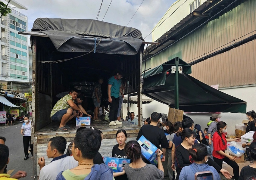 Người phụ nữ bán rau chở đầy ắp hàng cứu trợ gửi đồng bào miền Trung Người phụ nữ bán rau chở đầy ắp hàng cứu trợ gửi đồng bào miền Trung