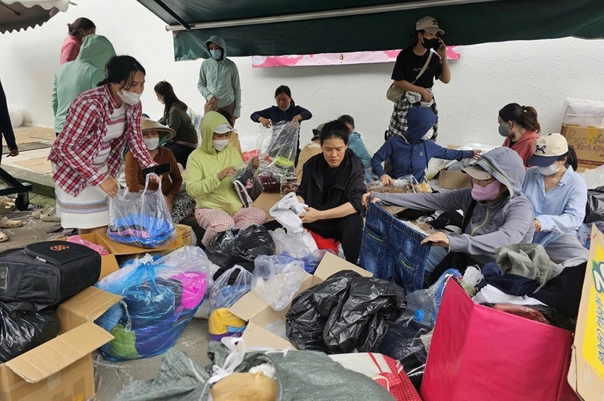 Người phụ nữ bán rau chở đầy ắp hàng cứu trợ gửi đồng bào miền Trung Người phụ nữ bán rau chở đầy ắp hàng cứu trợ gửi đồng bào miền Trung