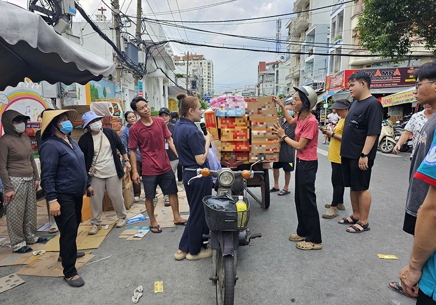 Người phụ nữ bán rau chở đầy ắp hàng cứu trợ gửi đồng bào miền Trung Người phụ nữ bán rau chở đầy ắp hàng cứu trợ gửi đồng bào miền Trung