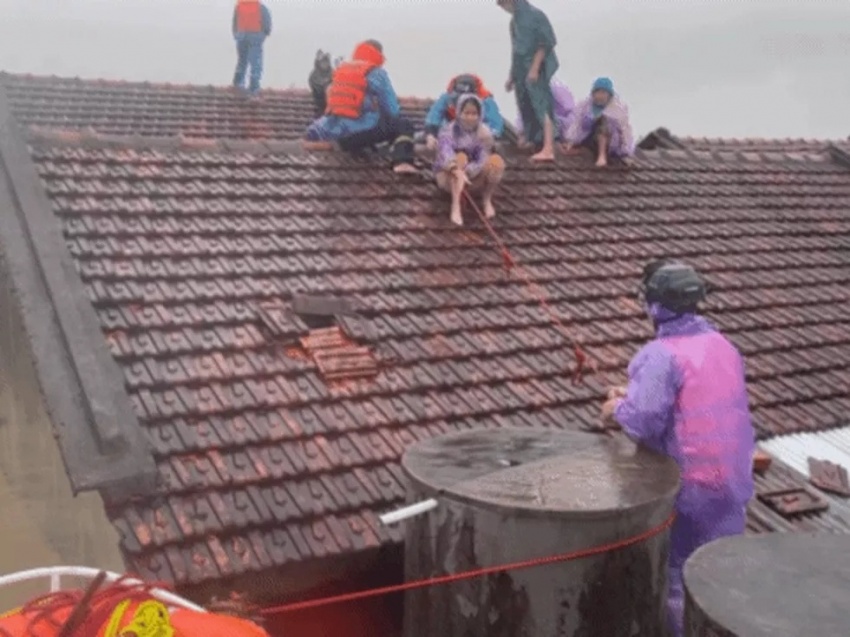 Quân đội, công an làm hết mình, chưa hẹn ngày rút quân giúp dân vùng lũ Quân đội, công an