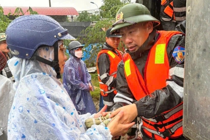 Quân đội, công an làm hết mình, chưa hẹn ngày rút quân giúp dân vùng lũ Quân đội, công an
