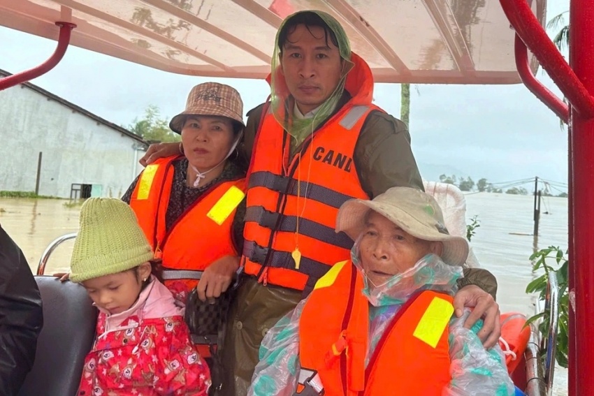 Quân đội, công an làm hết mình, chưa hẹn ngày rút quân giúp dân vùng lũ Quân đội, công an