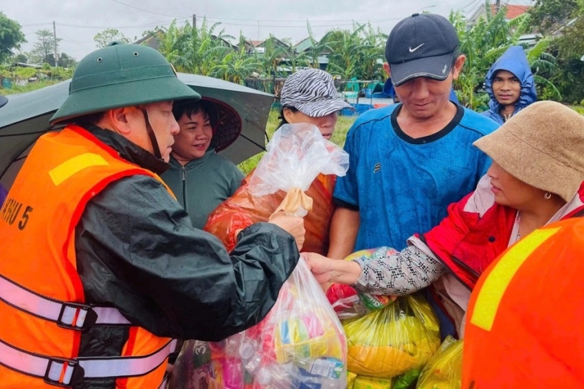 Quân đội, công an làm hết mình, chưa hẹn ngày rút quân giúp dân vùng lũ Quân đội, công an