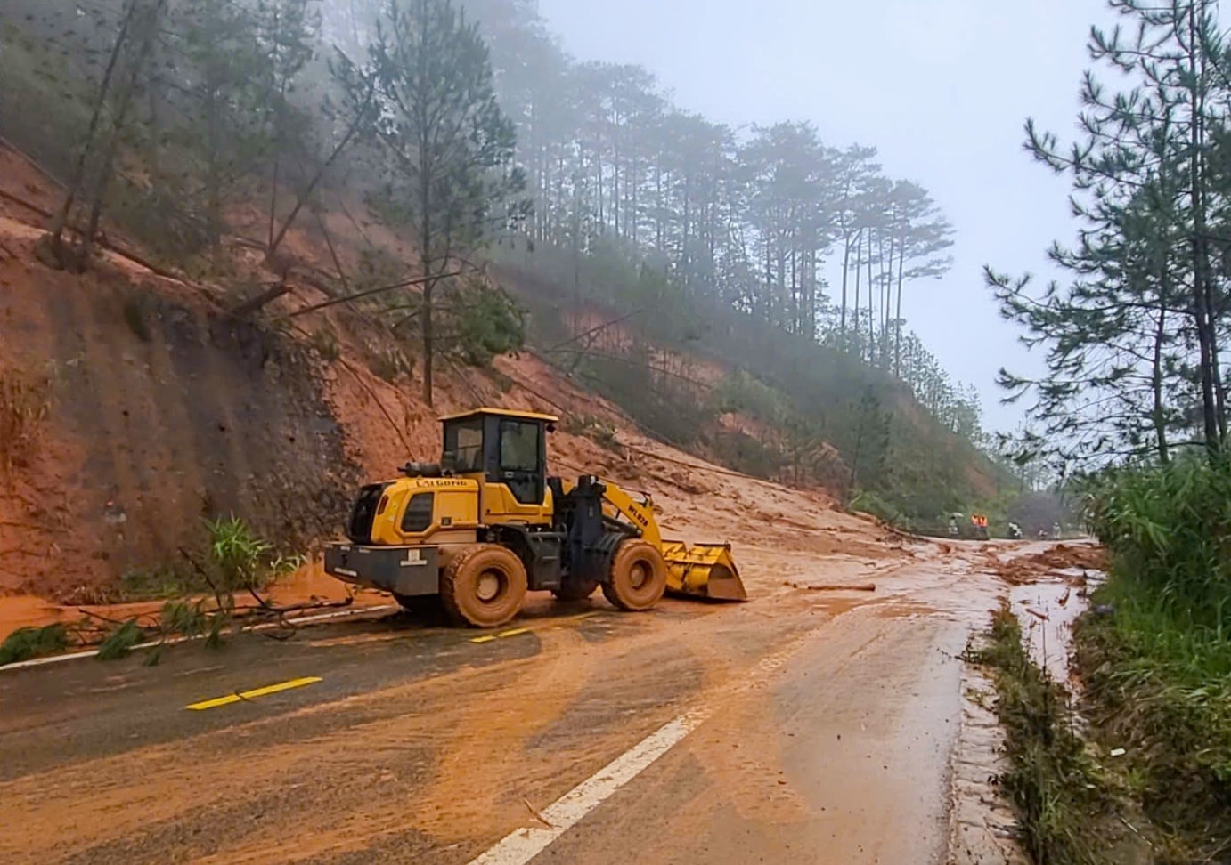 Quốc lộ 27C tê liệt vì sạt lở, vẫn còn 15 điểm tắc sau mưa lũ Quốc lộ 27C tê liệt vì sạt lở, vẫn còn 15 điểm tắc sau mưa lũ