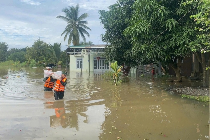 Quân đội, công an làm hết mình, chưa hẹn ngày rút quân giúp dân vùng lũ Quân đội, công an