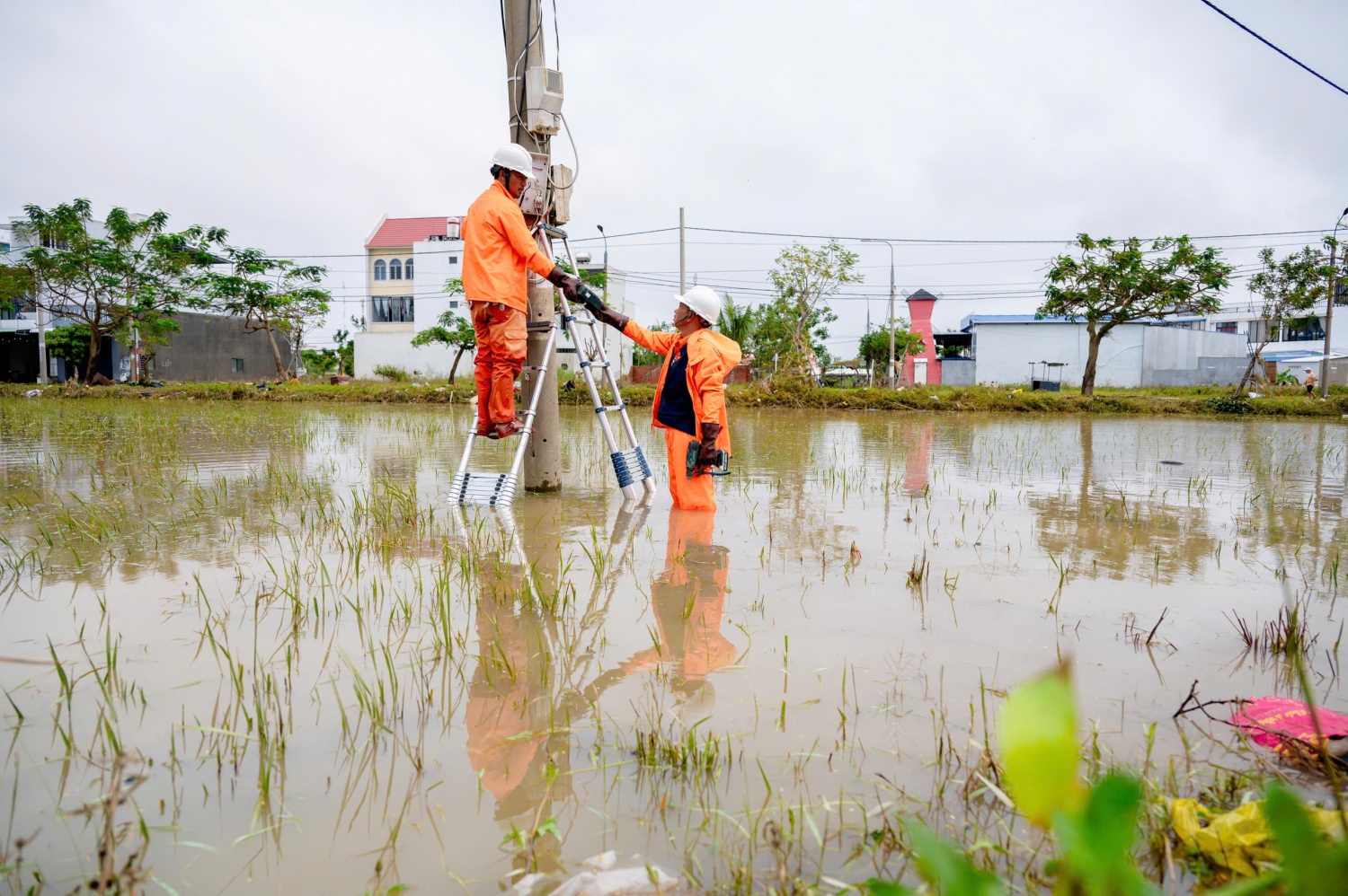EVNCPC khẩn trương cấp điện trở lại cho hơn 1 triệu khách hàng sau ngập lụt