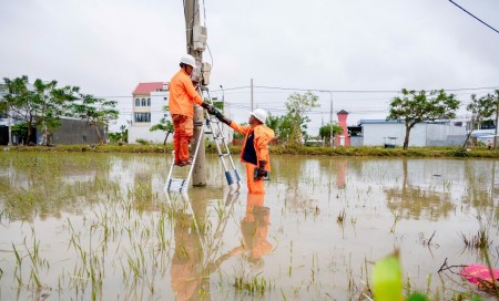 EVNCPC khẩn trương cấp điện trở lại cho hơn 1 triệu khách hàng sau ngập lụt
