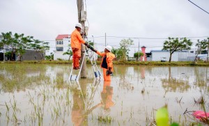 EVNCPC khẩn trương cấp điện trở lại cho hơn 1 triệu khách hàng sau ngập lụt