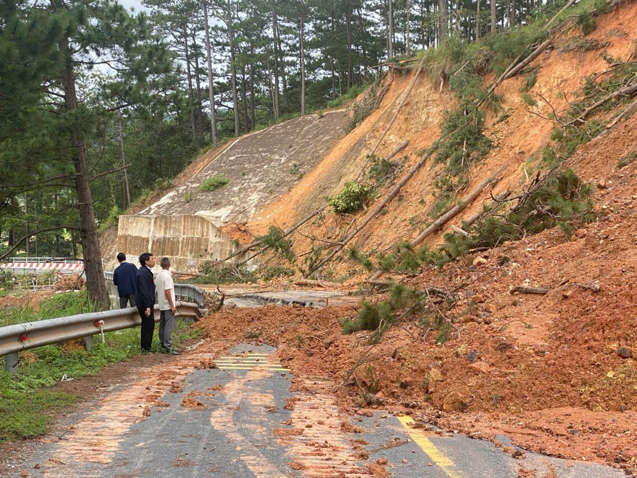Cục Đường bộ Việt Nam cử hai đoàn công tác hỗ trợ Khánh Hòa, Lâm Đồng khắc phục sạt lở