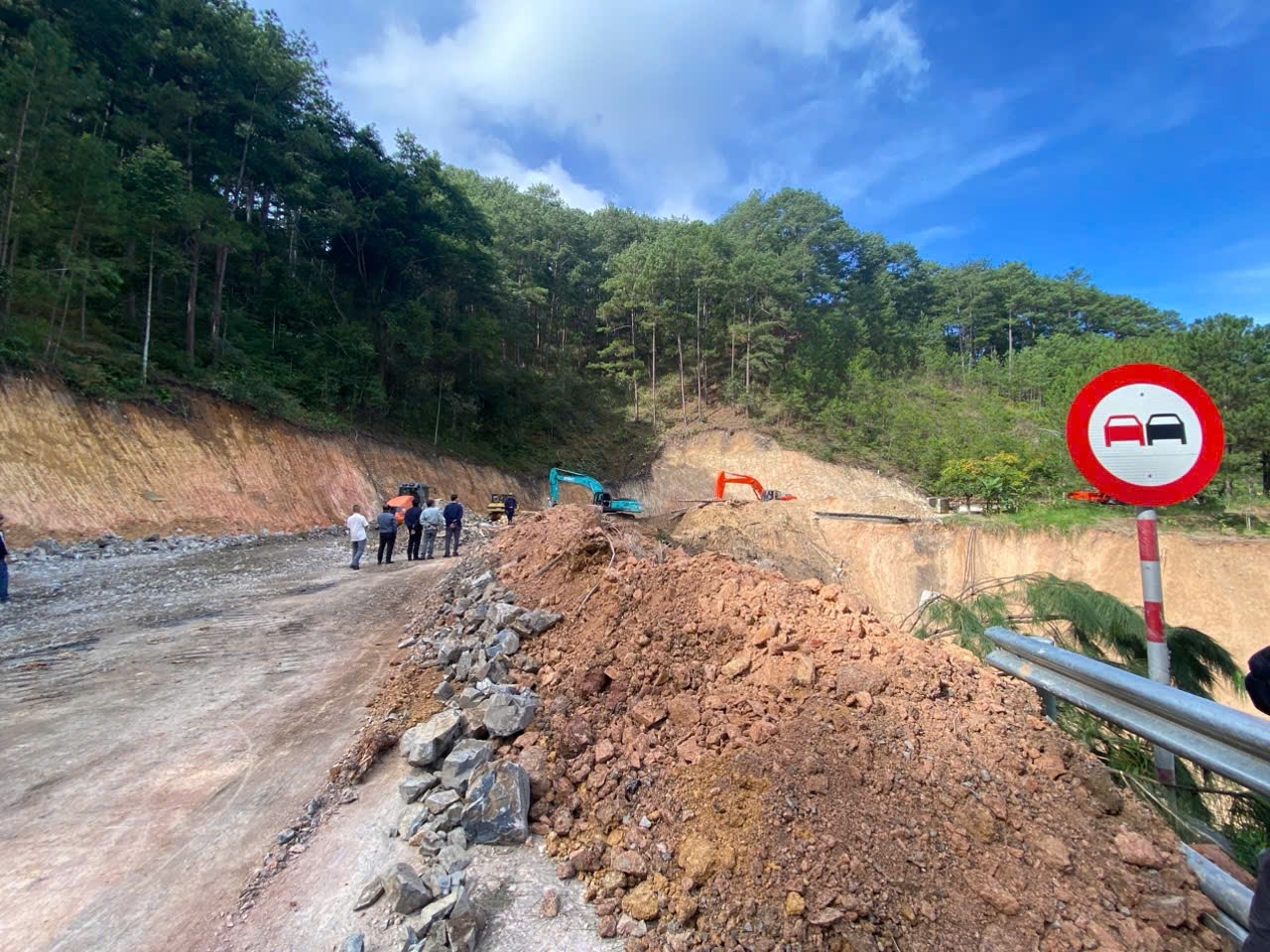 Cục Đường bộ Việt Nam cử hai đoàn công tác hỗ trợ Khánh Hòa, Lâm Đồng khắc phục sạt lở