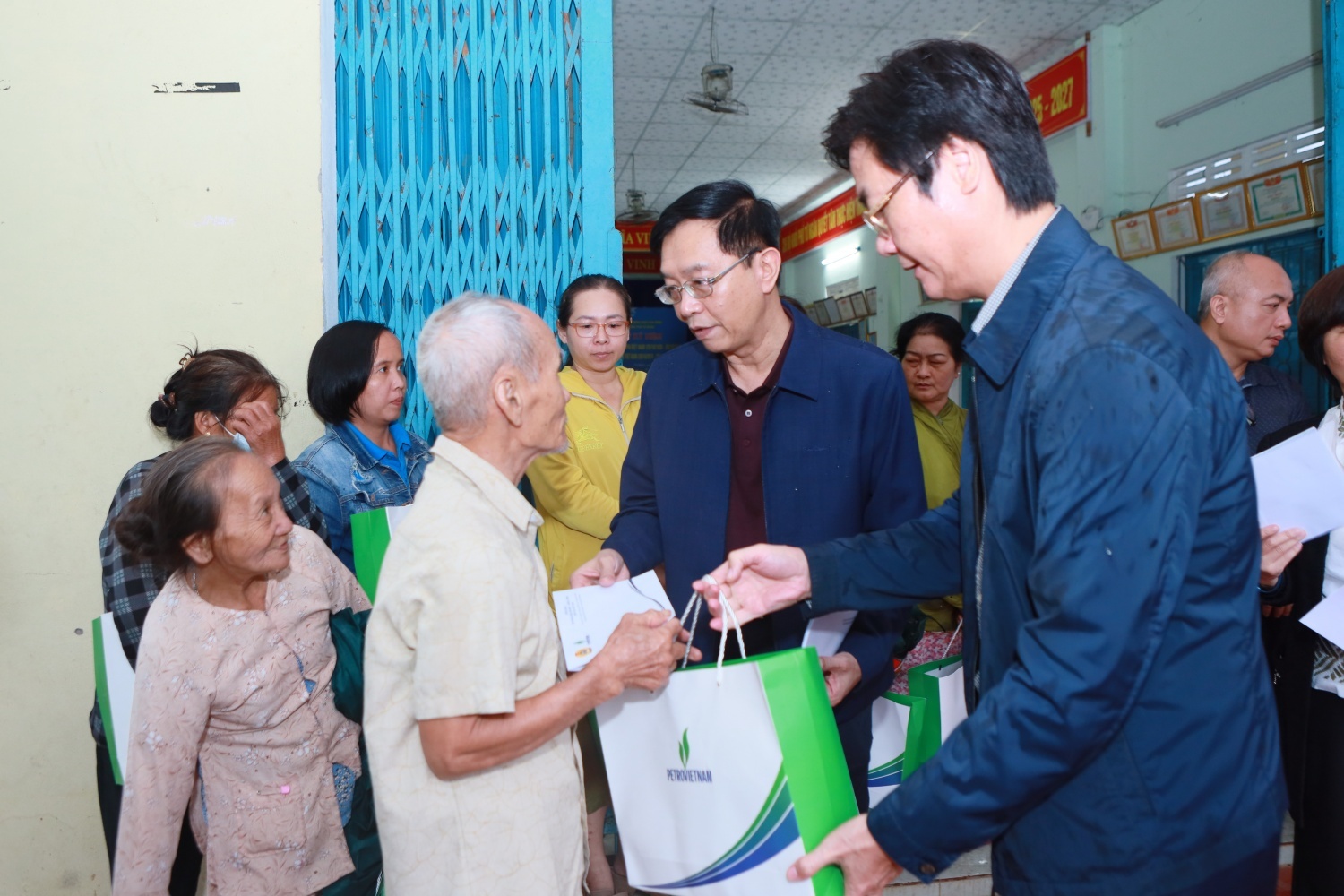 Cả nước hướng về miền Trung thân yêu! Cả nước hướng về miền Trung thân yêu!