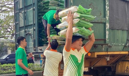 Chuyến hàng nghĩa tình Petrovietnam tiếp sức người dân vùng lũ Gia Lai