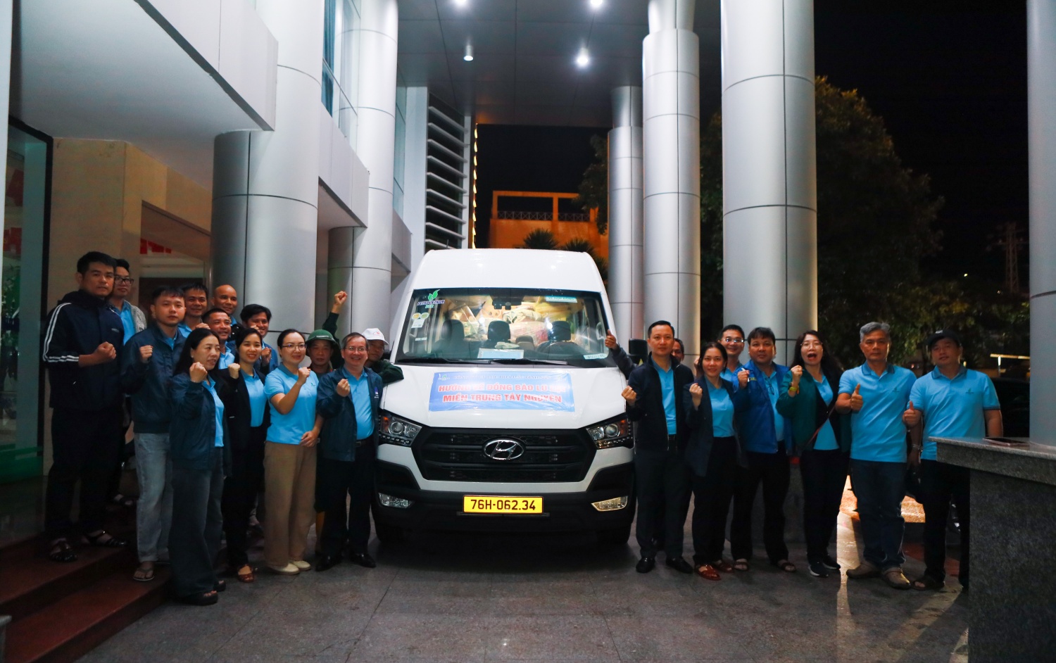 5 giờ sáng, đoàn xe cứu trợ của BSR với dòng chữ “Hướng về đồng bào lũ lụt miền Trung – Tây Nguyên” xuất phát đến các điểm chịu ảnh hưởng nặng nề do thiên tai tại tỉnh Đắk Lắk.