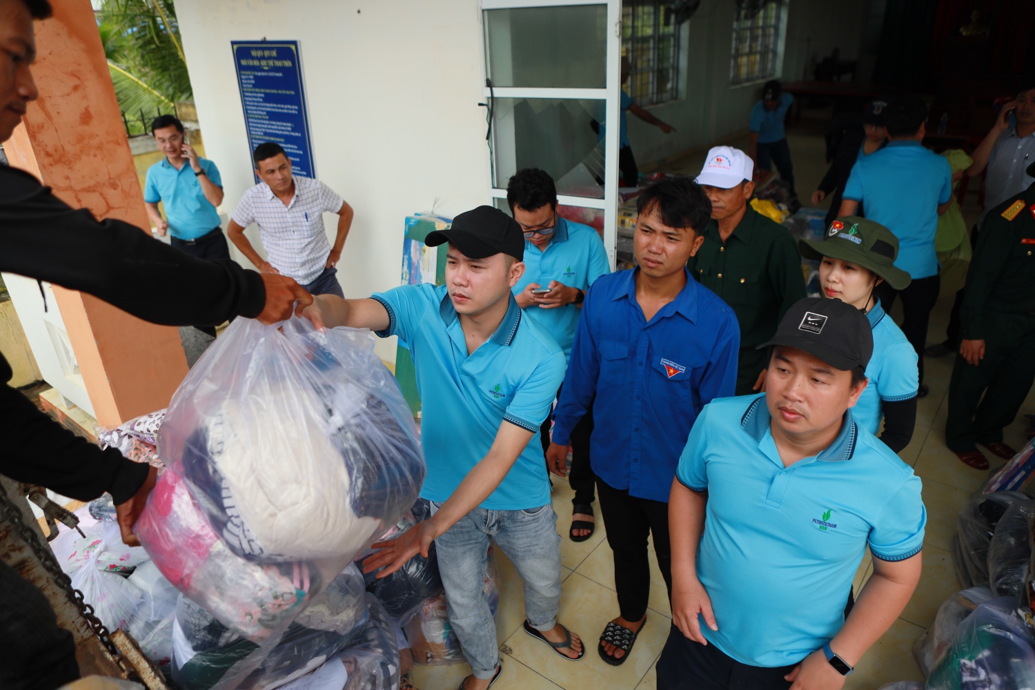 Thấu hiểu những mất mát và khó khăn của đồng bào Đắk Lắk, BSR đã nhanh chóng phát động chương trình kêu gọi cán bộ công nhân viên quyên góp, hỗ trợ người dân bị ảnh hưởng. Đồng thời, đơn vị tổ chức đoàn công tác trực tiếp đến các địa phương để trao các ph