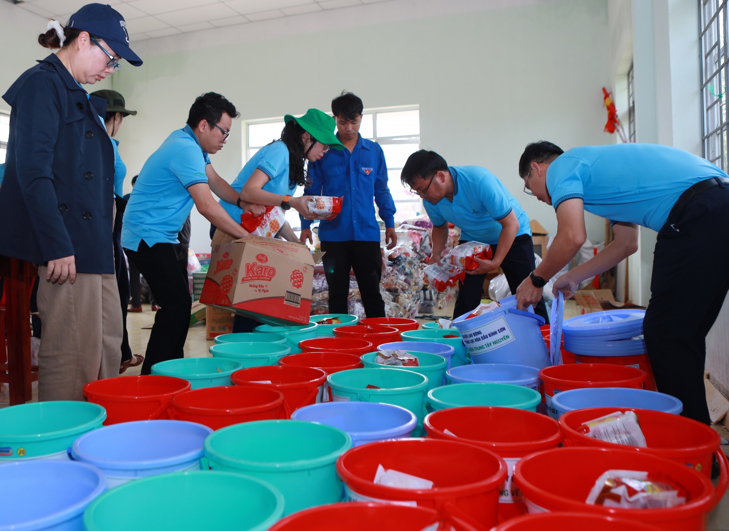 Các CBCNV của BSR chuẩn bị những phần quà gồm bánh, sữa, gạo, nước uống, mùng mền… để hỗ trợ các hộ gia đình khó khăn.