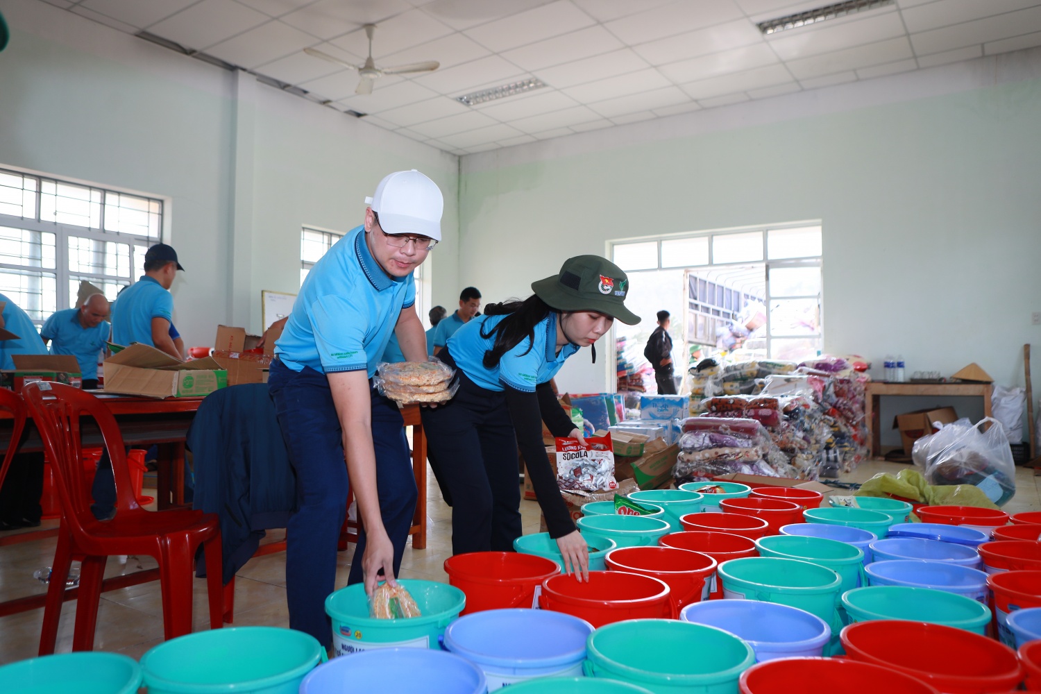 Các phần quà được BSR đóng gói trong thùng nhựa để chống ẩm, đảm bảo an toàn khi vận chuyển qua vùng ngập lụt. Những chiếc thùng này không chỉ giúp bảo quản tốt nhu yếu phẩm mà còn có thể tái sử dụng lâu dài, trở thành vật dụng thiết thực cho bà con khi ổ