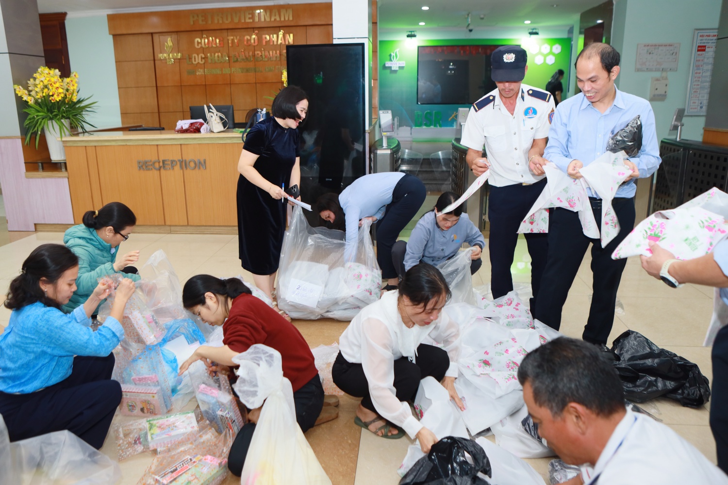 Đông đảo CBCNV tham gia đóng gói các phần quà để gửi đến bà con tại các khu vực chịu ảnh hưởng.