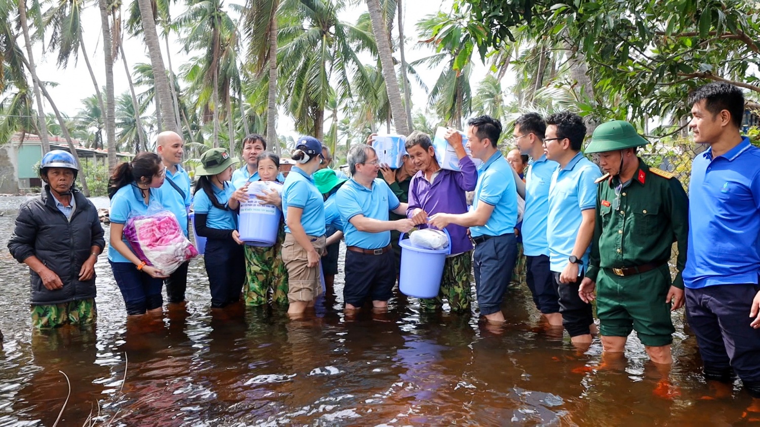 Đoàn cứu trợ của BSR đã đến trực tiếp tại các điểm vẫn còn ngập tại xã Xuân Lộc để trao các phần quà hỗ trợ cho người dân. Đồng thời, đoàn cứu trợ cũng thăm hỏi và động viên người dân với mong muốn bà con sớm ổn định tinh thần, vượt qua nghịch cảnh và sớm