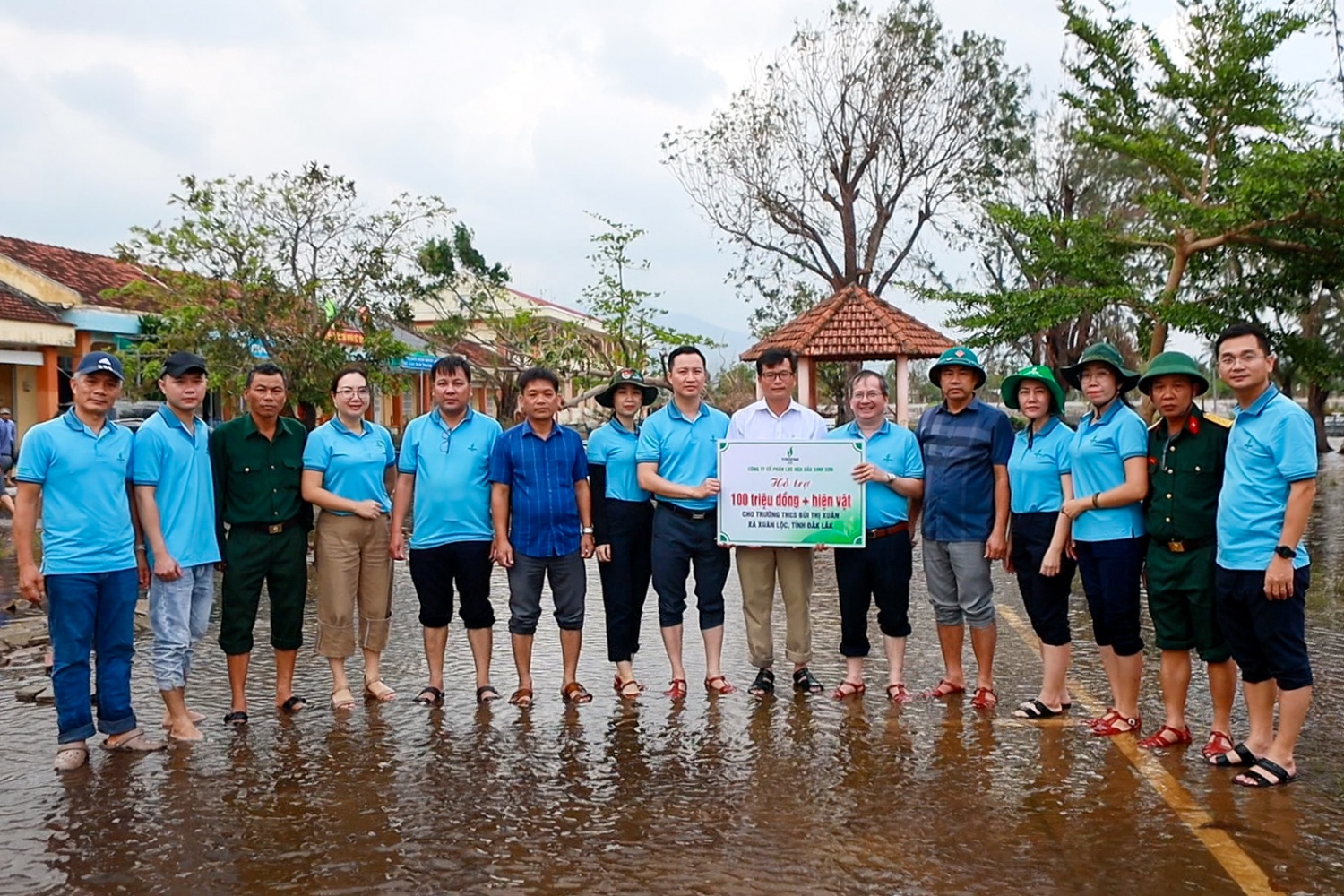 BSR trao hỗ trợ số tiền 100 triệu đồng cùng các vật phẩm thiết yếu cho trường THCS Bùi Thị Xuân (xã Xuân Lộc).